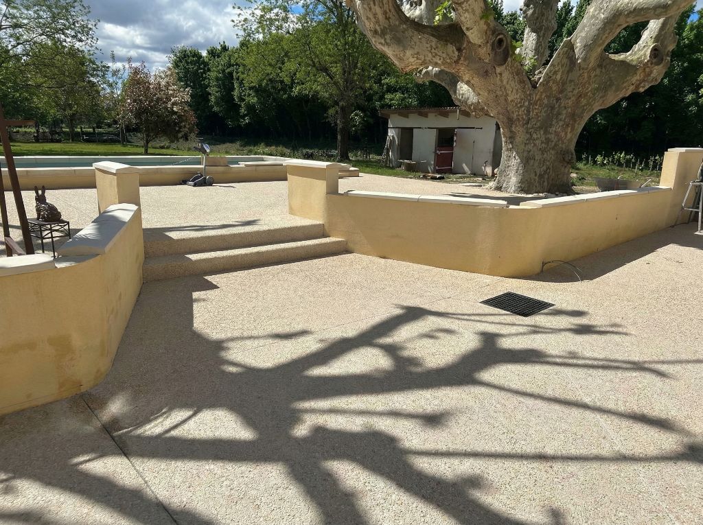 Plage de piscine en béton désactivé